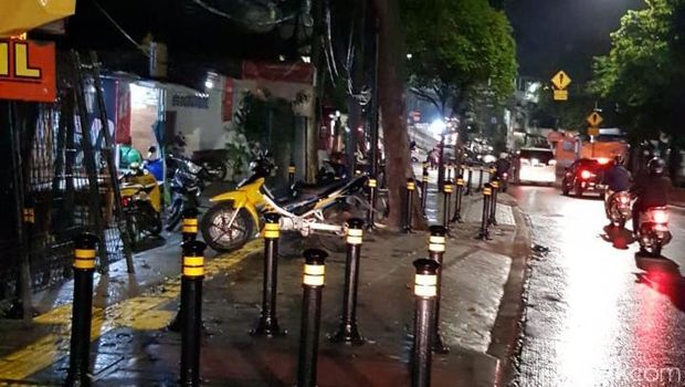 Banyak Tiang-tiang Kecil di Trotoar DKI, Buat Apa?