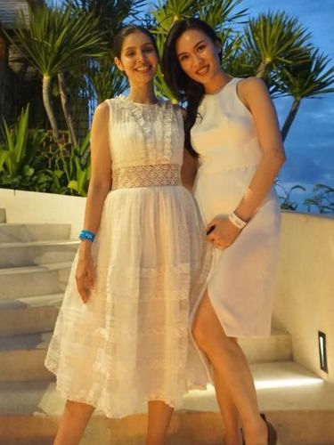 Cynthia Tan bersama Kat, istri Christian Bautista, yang memakai gaun karya Cynthia di pernikahannya.