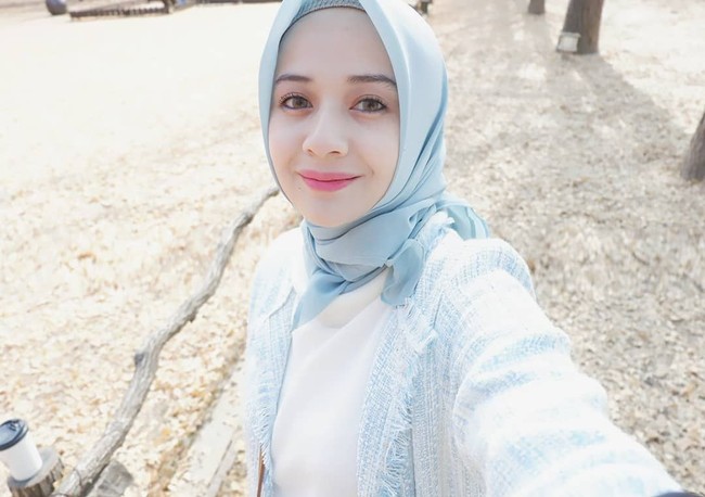Hanbok khas korea ia padukan dengan hijab segi empat berbahan voile yang sedang hit di kalangan hijabers. Sederhana, tapi menawan. Foto: Instagram/nabillamarta