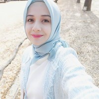 Hanbok khas korea ia padukan dengan hijab segi empat berbahan voile yang sedang hit di kalangan hijabers. Sederhana, tapi menawan. Foto: Instagram/nabillamarta