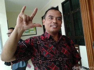 Ini Alasan Bupati Tasdi Pose Metal Meski Jadi Terdakwa KPK