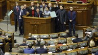 Parlemen Ukrainan membahas proposal Presiden Ukraina tentang UU darurat militer. REUTERS/Valentyn Ogirenko.