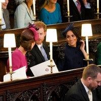 Momen ini tertangkap saat Kate dan Meghan menghadiri pernikahan Putri Eugenie di Windsor, Inggris, Oktober 2018. Meghan tampak menyimak Kate yang sedang bicara. Foto: Getty Images