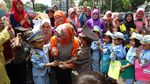 Ketika Bupati Serang Bermain Lompat Karet