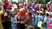 Bupati Serang perempuan pertama ini memilih bermain bersama anak-anak menggunakan berbagai permainan tradisional. Pool/Pemkab Serang.
