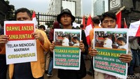 Aliansi Mahasiswa dan Pemuda Cinta NKRI aksi demo di Polda Metro Jaya, Rabu (28/11/2018).