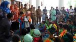Ketika Bupati Serang Bermain Lompat Karet