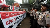 Polisi berbaris di depan gerbang Polda Metro Jaya untuk menjaga demo tersebut.