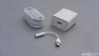 Tidak ketinggalan charger, kabel data dan converter USB type C ke jack audio 3,5mm. Foto: Adi Fida Rahman/detikINET