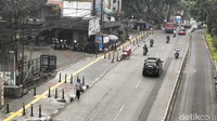 Tiang bollards ini untuk menghalau agar pemotor tidak masuk trotoar. M Guruh Nuary/detikcom.