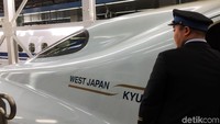 Harga tiketnya mungkin lebih mahal dibanding harga tiket pesawat, namun sensasi menggunakan kereta peluru melewati terowongan dan trek layang di Jepang adalah cerita berbeda.