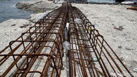 Rangka besi tengah disiapkan untuk pembagunan proyek dermaga Pulau Pramuka.