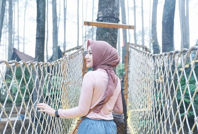 Meski tampak ayu, ternyata Nabilla pernah mendaki gunung. Ia pernah mencapai puncah Gunung Prau, di Dataran Tinggi Dieng, Jawa Tengah Indonesia. Foto: Instagram/nabillamarta