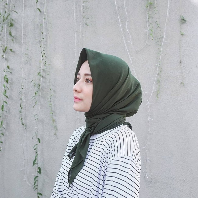 Nabilla memiliki gaya hijab yang khas dan simple. Ia sering memakai hijab segi empat polos di kesehariannya. Foto: Instagram/nabillamarta
