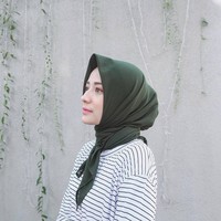 Nabilla memiliki gaya hijab yang khas dan simple. Ia sering memakai hijab segi empat polos di kesehariannya. Foto: Instagram/nabillamarta