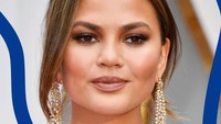 Dikenal sebagai foodie, Chrissy Teigen ternyata punya makanan favorit. Ia melahap ikan panggang dengan taburan bawang putih setiap hari. Foto: Istimewa