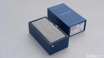 Ada tiga varian yang dibuat Honor. Versi yang menyambangi detikINET punya warna gradient blue. Foto: Adi Fida Rahman/detikINET