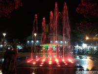 Air mancur ini hanya dinyalakan saat malam (Agus/detikTravel)