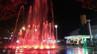 Pemkot Banda Aceh membangun air mancur tersebut di tengah-tengah Taman Sari. Di sana, terdapat sekitar 30 lubang yang dapat menyemprotkan air ke atas. Keindahan air mancur ini ditambah dengan sinaran lampu warna-warni. Sekilas, terlihat airnya yang berganti warna (Agus/detikTravel)  