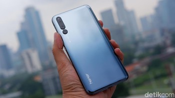  Honor Magic 2 punya baterai berkapasitas 3.400 mAh. Dibekali fast charging yang menjanjikan terisi 50% dalam tempo 15 menit atau 85% hanya 30 menit Foto: Adi Fida Rahman/detikINET