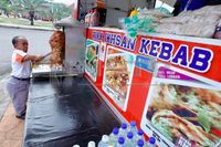 Inspiratif! Pria Kerdil Ini Raup Rp 27,6 Juta Per Hari dari Jualan Kebab