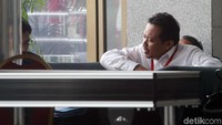 Selain Idrus Marham, KPK juga menetapkan Wakil Ketua Komisi VII DPR RI Eni Maulani Saragih dan pengusaha Johannes B Kotjo sebagai tersangka.
