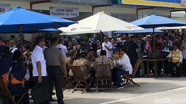 Resmikan Tol Sragen-Ngawi, Jokowi Santap Soto Rp 9.000