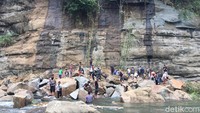 Tebing batu setinggi 20 meter di sisi sungai tiba-tiba runtuh hingga menimpa kedua korban. (Abdy-detikcom)