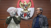 KPK menggelar barang bukti OTT Pengadilan Negeri Jakarta Selatan (PN Jaksel), Rabu (28/11/2018).