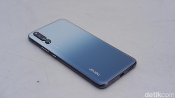 Boci belakangnya berbalut kaca. Foto: Adi Fida Rahman/detikINET