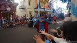 Foto: Bahagia Itu Salaman Sama Superman & Foto Bareng Catwoman