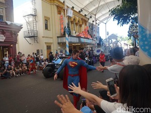 Cara Bertemu Superman dan Batman di Australia