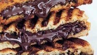 Siapa mau? Roti panggang dengan lelehan selai cokelat hazelnut ini? Foto: Instagram @repost_restaurant