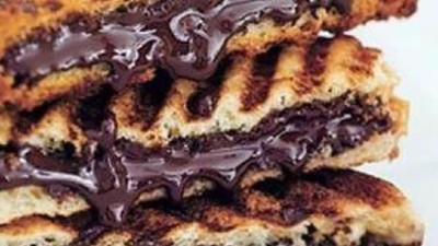 Siapa Mau Sarapan Roti Bakar Cokelat yang Legit Ini?
