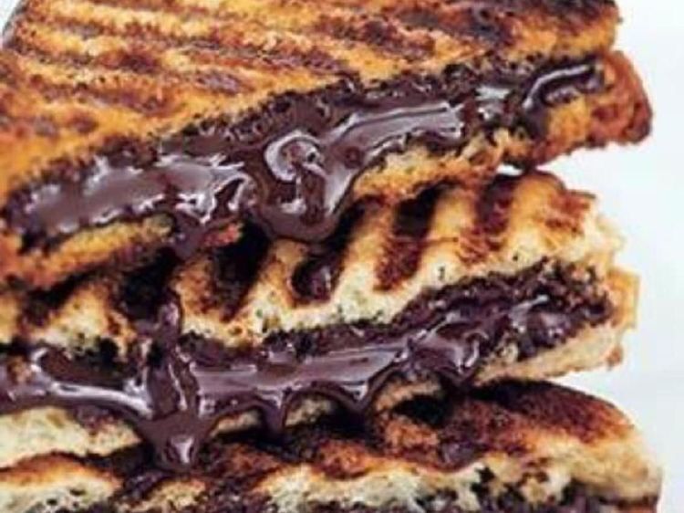 Siapa Mau Sarapan Roti Bakar Cokelat yang Legit Ini?