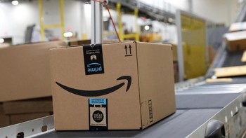 Setiap kardus memiliki logo Amazon yang khas. Foto: Reuters
