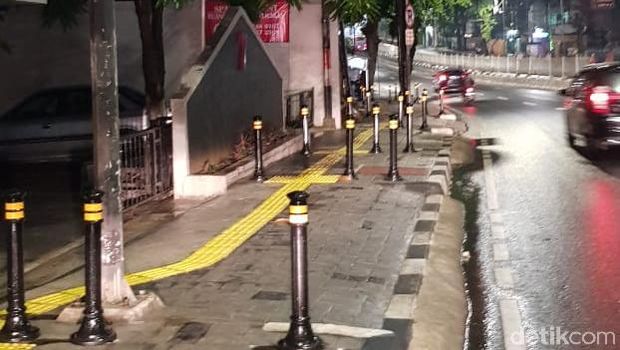 Banyak Tiang-tiang Kecil di Trotoar DKI, Buat Apa?