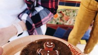 Sajian klasik gingerbread cookies juga hadir di Disneyland. Ada cookies jahe dan kayumanis yang disajikan dengan es krim. Foto: Instagram