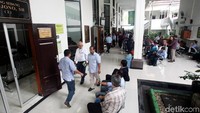 KPK menangkap hakim dan pengacara berkaitan dengan kasus perdata yang ada di Pengadilan Negeri Jakarta Selatan. Begini suasana pengadilan pasca-OTT yang dilakukan pada Rabu (37/11/2018) malam tadi.
