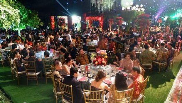 Pernikahan Julius Tjajadi dan Patricia di kawasan Candi Borobudur yang mencetak rekor MURI.