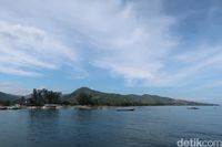 Pulau Lombok terlihat dari pelabuhan (Bonauli/detikTravel)