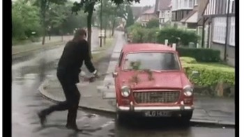 Atau aksi Mourinho banting botol lebih mirip adegan memukuli mobil dengan ranting pohon ini? (Foto: Internet/Twitter)