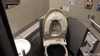 Di dalam kereta, terdapat toilet yang ukurannya sedikit lebih lebar dibanding yang ada di dalam pesawat boeing/airbus.