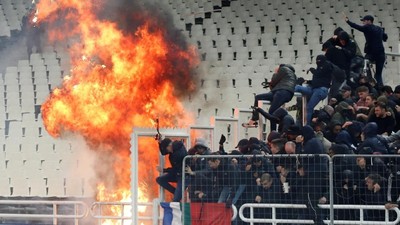 Brutal, Bentrok Suporter AEK Athens Vs Fans Ajax