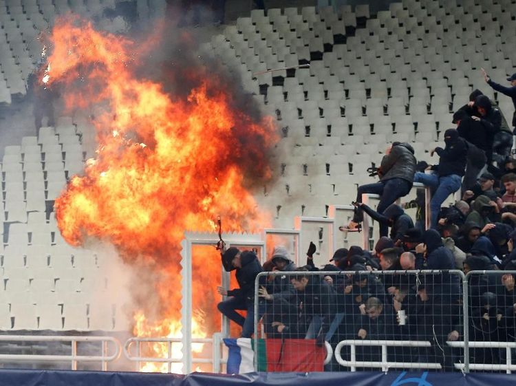 Brutal, Bentrok Suporter AEK Athens Vs Fans Ajax