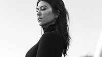 Bahkan Kourney tak segan untuk berpose sangat seksi tanpa bawahan dan mengekspose bagian intimnya. Dok. Instagram/kourtneykardash