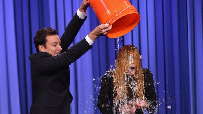 COLOGNE, GERMANY - DECEMBER 07:  Barbara Schoeneberger and TV host Guenther Jauch take part in the Ice Bucket Challenge during the 2014! Menschen, Bilder, Emotionen - RTL Jahresrueckblick show on December 7, 2014 in Cologne, Germany.  (Photo by Andreas Rentz/Getty Images)