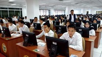 Mereka nampak serius mengerjakan soal-soal dalam tes seleksi tersebut. Istimewa/Dok. PBSI.