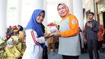 Ketika Bupati Serang Bermain Lompat Karet