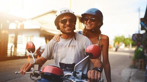 Ilustrasi pasangan naik motor